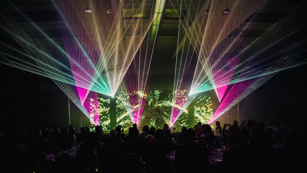 Laser e luci colorate in un evento musicale dal vivo.